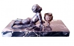 Estatueta em pettit bronze francês,  menino deitado com castiçal sobre base de mámore