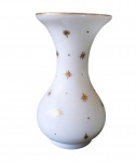 Opalina Baccarat branca com decoração com estrelas em dourado, século XIX,