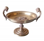 Centro de mesa em bronze frances em estilo neoclassico com figuras morfologicas nas laterais e medalhão central