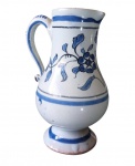Pichet em louça francesa, século XIX, com decoração em azul e decoração floral