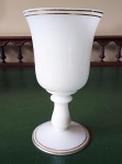 Taça em opalina francesa, branca com detalhes em dourado, século XIX,