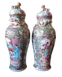 Par de potes com tampa em porcelana chinesa familia verde, século XVIII, com figuras de cão de fó na tampe, ricamnete decorada, peças no estado