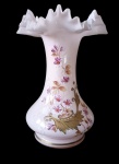 Vaso  em opalina rosa francesa modelo balaustre com babado, e rica decoração em dourado, século XIX, possui lascado na borda.