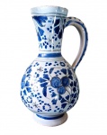 Antigo Pichet em louça francesa com decoração floral em azul, primeira metade do século XIX.