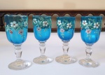 4 calices de licor em vidro azul decorados com esmalte  decoração floral