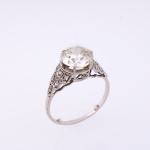 Anel em platina com diamante de aproximadamente 2,6 ct, cor M, pureza VS2, lapidação Old-European -P