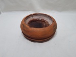 Lindo cinzeiro redondo em cerâmica com interior vitrificado. Medindo 19cm x 7,5cm de altura.