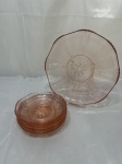 Jogo de servir bolo com 4 pratinhos em vidro salmão moldado. Medindo o de servir 25cm de diâmetro, bolo 15cm de diâmetro.