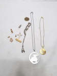 Lote sacro, composto de terços, crucifixo, etc. Medindo cordão 28cm de comprimento.