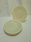 Jogo de 6 pratos rasos de mesa em vidro opalinado Colorex creme com borda gomada. Medindo 23cm de diâmetro.