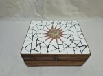 Linda caixa retangular em cortiça resinada, com tampa ao gosto mosaico. Medindo 20cm x 17,5cm x 9cm de altura.