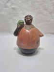 Linda escultura em cerâmica, assinado. Medindo 13cm de altura. Com bicado na mão.