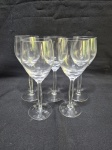 Jogo de 5 taças de vinho em cristal incolor Strauss, pé facetado. Medindo 5,5cm x 16,5cm de altura.