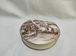 Linda caixa redonda em porcelana portuguesa Spal, pintura "Lisboa - Em frente do arsenal da marinha". Medindo 15cm x 3,5cm de altura. Com bicado na tampa.
