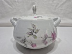 Sopeira redonda com 2 alças e tampa em porcelana floral com friso ouro. Medindo 14,5cm de diâmetro x 12,5cm de altura.