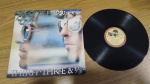 Lp Disco Vinil George Harrison "Thirty Three & 1/30" . Produto original. Gravadora Warner Bros. Capa dupla com encarte,em regular estado de conservação, com sinais de uso, manuseio e desgastes. Disco com plastico protetor, pode conter poeira e riscos, mesmo que superficiais, podendo ocasionar algum nível de ruído na audição.Itens vendidos no estado que apresentam as fotos, qualquer dúvida por gentileza entrar em contato com nosso Whatsapp (24)992260836 para esclarescimentos até o dia anterior ao pregão!!!