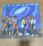 Lp Disco Vinil Jacksons Five "Victory" encarte grande. Produto original, capa em regular estado de conservação,com dedicatória em caneta, sinais de uso, manuseio e desgastes.O Disco pode conter poeira e riscos, mesmo que superficiais, podendo ocasionar algum nível de ruído na audição.Itens vendidos no estado que apresentam as fotos, qualquer dúvida por gentileza entrar em contato com nosso Whatsapp (24)992260836