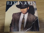 Lp Disco vinil Elton John "Breaking Heart" . Capa em estado regular,com inscrição de "amostra Grátis", sinais de uso, manuseio e desgastes.O Disco pode conter poeira e riscos, mesmo que superficiais, podendo ocasionar algum nível de ruído na audição.Itens vendidos no estado que apresentam as fotos, qualquer dúvida por gentileza entrar em contato com nosso Whatsapp (24)992260836