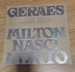 Lp Disco Vinil Milton Nascimento "Geraes" . Produto original, Com encarte, capa em regular estado de conservação, com sinais de uso, manuseio e desgastes. Disco com plastico protetor, pode conter poeira e riscos, mesmo que superficiais, podendo ocasionar algum nível de ruído na audição.Itens vendidos no estado que apresentam as fotos, qualquer dúvida por gentileza entrar em contato com nosso Whatsapp (24)992260836 para esclarescimentos até o dia anterior ao pregão!!!