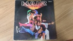 Lp Disco Duplo de Vinil "Hair" Trilha sonora do filme . Produto original, capa com sinais de uso e manuseio, pode haver desgaste. Disco pode conter poeira e riscos, mesmo que superficiais, podendo ocasionar algum nível de ruído na audição.Itens vendidos no estado que apresentam as fotos, qualquer dúvida por gentileza entrar em contato com nosso Whatsapp (24)992260836 para esclarescimentos até o dia anterior ao pregão!!!