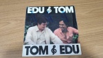 Lp Disco de Vinil "Tom e Edu, Edu e Tom". Produto original, capa com sinais de uso e manuseio, pode haver desgaste. Disco pode conter poeira e riscos, mesmo que superficiais, podendo ocasionar algum nível de ruído na audição.Itens vendidos no estado que apresentam as fotos, qualquer dúvida por gentileza entrar em contato com nosso Whatsapp (24)992260836 para esclarescimentos até o dia anterior ao pregão!!!