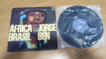 Lp Disco de Vinil Jorge Ben "África" . Produto original, capa com sinais de uso e manuseio, pode haver desgaste. Disco pode conter poeira e riscos, mesmo que superficiais, podendo ocasionar algum nível de ruído na audição.Itens vendidos no estado que apresentam as fotos, qualquer dúvida por gentileza entrar em contato com nosso Whatsapp (24)992260836 para esclarescimentos até o dia anterior ao pregão!!!