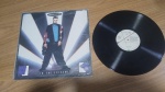Lp Disco de Vinil Vanilla Ice "To the extreme". Produto original, capa com sinais de uso e manuseio, pode haver desgaste. Disco pode conter poeira e riscos, mesmo que superficiais, podendo ocasionar algum nível de ruído na audição.Itens vendidos no estado que apresentam as fotos, qualquer dúvida por gentileza entrar em contato com nosso Whatsapp (24)992260836 para esclarescimentos até o dia anterior ao pregão!!!