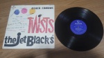 Lp Disco de Vinil Twists "The Jet blacks". Produto original, capa com sinais de uso e manuseio, pode haver desgaste. Disco pode conter poeira e riscos, mesmo que superficiais, podendo ocasionar algum nível de ruído na audição.Itens vendidos no estado que apresentam as fotos, qualquer dúvida por gentileza entrar em contato com nosso Whatsapp (24)992260836 para esclarescimentos até o dia anterior ao pregão!!!
