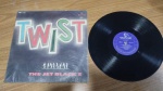 Lp Disco de Vinil Twist "The Jet Black". Produto original, capa com sinais de uso e manuseio, pode haver desgaste. Disco pode conter poeira e riscos, mesmo que superficiais, podendo ocasionar algum nível de ruído na audição.Itens vendidos no estado que apresentam as fotos, qualquer dúvida por gentileza entrar em contato com nosso Whatsapp (24)992260836 para esclarescimentos até o dia anterior ao pregão!!!