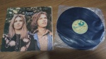 Lote com Lp Vinil Renaissance "Ashes are Burning", capa com sinais de uso e manuseio, pode haver desgaste. Disco pode conter poeira e riscos, mesmo que superficiais, podendo ocasionar algum nível de ruído na audição.Itens vendidos no estado que apresentam as fotos, qualquer dúvida por gentileza entrar em contato com nosso Whatsapp (24)992260836 para esclarescimentos até o dia anterior ao pregão!!!