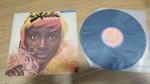 Lote com Lp Vinil "The Stylistics Fabulous", capa com sinais de uso e manuseio, pode haver desgaste. Disco pode conter poeira e riscos, mesmo que superficiais, podendo ocasionar algum nível de ruído na audição.Itens vendidos no estado que apresentam as fotos, qualquer dúvida por gentileza entrar em contato com nosso Whatsapp (24)992260836 para esclarescimentos até o dia anterior ao pregão!!!