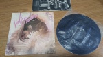 Lote com Lp Vinil Vicki Sue Robinson, capa com sinais de uso, manuseio e mofo, pode haver desgaste. Disco pode conter poeira e riscos, mesmo que superficiais, podendo ocasionar algum nível de ruído na audição.Itens vendidos no estado que apresentam as fotos, qualquer dúvida por gentileza entrar em contato com nosso Whatsapp (24)992260836 para esclarescimentos até o dia anterior ao pregão!!!