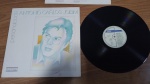 Lote com Lp Vinil Tom Jobim "Personalidade" , capa com sinais de uso e manuseio, pode haver desgaste. Disco pode conter poeira e riscos, mesmo que superficiais, podendo ocasionar algum nível de ruído na audição.Itens vendidos no estado que apresentam as fotos, qualquer dúvida por gentileza entrar em contato com nosso Whatsapp (24)992260836 para esclarescimentos até o dia anterior ao pregão