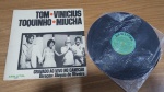Lote com Lp Vinil Tom Jobim,Toquinho, Vinicius e Miucha  , capa com sinais de uso e manuseio, pode haver desgaste. Disco pode conter poeira e riscos, mesmo que superficiais, podendo ocasionar algum nível de ruído na audição.Itens vendidos no estado que apresentam as fotos, qualquer dúvida por gentileza entrar em contato com nosso Whatsapp (24)992260836 para esclarescimentos até o dia anterior ao pregão
