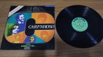 Lote com Lp Trilha Sonora novela "carinhoso" ,capa com sinais de uso e manuseio, pode haver desgaste. Disco pode conter poeira e riscos, mesmo que superficiais, podendo ocasionar algum nível de ruído na audição.Itens vendidos no estado que apresentam as fotos, qualquer dúvida por gentileza entrar em contato com nosso Whatsapp (24)992260836 para esclarescimentos até o dia anterior ao pregão