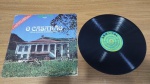 Lote com Lp Trilha Sonora novela "o casarão" ,capa descolada,com sinais de uso e manuseio, pode haver desgaste. Disco pode conter poeira e riscos, mesmo que superficiais, podendo ocasionar algum nível de ruído na audição.Itens vendidos no estado que apresentam as fotos, qualquer dúvida por gentileza entrar em contato com nosso Whatsapp (24)992260836 para esclarescimentos até o dia anterior ao pregão