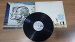 Lote com Lp disco de Vinil Toquinho e Vinicius, capa com sinais de uso e manuseio, pode haver desgaste ou mofo. Disco pode conter poeira e riscos, mesmo que superficiais, podendo ocasionar algum nível de ruído na audição.Itens vendidos no estado que apresentam as fotos, qualquer dúvida por gentileza entrar em contato com nosso Whatsapp (24)992260836 para esclarescimentos até o dia anterior ao pregão