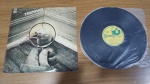 Lote com Lp disco de Vinil Triumvirat,capa com sinais de uso e manuseio, pode haver desgaste ou mofo. Disco pode conter poeira e riscos, mesmo que superficiais, podendo ocasionar algum nível de ruído na audição.Itens vendidos no estado que apresentam as fotos, qualquer dúvida por gentileza entrar em contato com nosso Whatsapp (24)992260836 para esclarescimentos até o dia anterior ao pregão