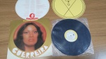 Lote com Lp disco de Vinil Clara Nunes "Guerreira",capa com sinais de uso e manuseio, pode haver desgaste ou mofo. Disco pode conter poeira e riscos, mesmo que superficiais, podendo ocasionar algum nível de ruído na audição.Itens vendidos no estado que apresentam as fotos, qualquer dúvida por gentileza entrar em contato com nosso Whatsapp (24)992260836 para esclarescimentos até o dia anterior ao pregão
