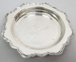 PRATA DE LEI INGLESA - COASTER PARA GARRAFAS EM PRATA DE LEI COM MARCAS DE CONTRASTE PARA CIDADE DE SHEFFIELD PRATEIROS MAPPIN & WEBB. FEIÇÃO EDUARDIANA. BORDA RECORTADA. INGLATERRA, MEADOS DO SEC. XX. 14,5 CM DE DIAMETRO. 133 G