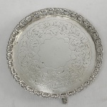 SALVA EM PRATA DE LEI COM MARCAS DE CONTRASTE DA PATARIA UNIÃO. PLANO COM BELOS GUILLOCHES. GALERIA VAZADA. BRASIL, SEC. XX. 150 G