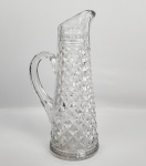 BACCARAT - EXUBERANTE CLARET JUG EM CRISTAL DA MANUFATURA DE BACCARAT COM LAPIDAÇÃO PONTARLIER MODELO DITO "DIAMANTS PIERRRERIES" (9647) COMPÕE OS CATALOGOS DA MANUFATURA A PARTIR DE 1903 (VIDE NOS CRÉDITOS EXTRAS IMAGEM DO CATÁLOGO).. A PARTE SUPERIOR É LAPIDADA EM FACETAS DO TIPO DEDÃO COM ANEIS CONCÊNTRICOS NO CENTRO DAS FACETAS.  BASTANTE ALONGADA E COM ELEGANTE DESIGN ESTREITO FOI CONCEBIDA PARA SERVIR VINHOS PRINCIPALMENTE OS FAMOSOS TINTOS DA REGIÃO DE BORDEUX . NO INICIO DO SEC. ERA ALTAMENTE SOFISTICADO TRANFERIR O VINHO NO MOMMENTO DE SERVIR DE SUAS GARRAFAS DE ORIGEM PARA ESSAS EXPLENDIDAS E LUXUOSAS JARRAS. A AERAÇÃO SE DAVA NA TRANFERÊNCIA DO CONTEÚDO E O FORMATO ALONGADO PERMITE SERVIR O VINHO SUAVEMTNE AJUDANDO A SEPARAR OS SEDIMENTOS (BORRAS NATURAIS DE UM ANTIGO BOERDEAUX),  QUE FICAVAM RETIDOS NO FUNDO DAS JARRAS. POR TER O CORPO ESTREITO TAMBÉM IMPEDIA QUE O VINHO EM CONTATO COM O AR OXIDASSE RAPIDAMENTE PRESERVANDO OS AROMAS DA BEBIDA POR MAIS TEMPO DURANTE O JANTAR. EM NOSSOS DIASPOR SUA VERSATILIDADE E BELEZA TAMBÉM É UTILIZADA PARA SERVIR =AGUA OU SUCO E NÃO SÓ VINHOS FINOS. FRANÇA, INICIO DO SEC. XX. 30 CM DE ALTURA.