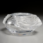LALIQUE - ASSINADO SOB A BASE - MODELO OLGA - LUXUOSO  BOWL DE SERVIÇO PARA  CAVIAR EM VIDRO ARTISTICO DE LALIQUE. COLEÇÃO OLGA. CONTRUIDO EM. VIDRO ARTISTICO MOLDADO TRANSPARENTE E SATINE. DECORADO COM DUAS CABEÇAS DE PEIXES. FRASCO PARA SERVIR AMOVÍVEL. ASSINATURA GRAVADA NA BASE EM DIAMANTE. FRANÇA, SEC. XX. 23 X 10 X 18 CM