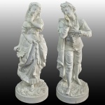 SEVRES  -   MAGNIFICO PAR DE ESCULTURAS EM PÂTE TENDRE (PASTA TENRA) DE PORCELANA APRESENTANDO CASAL EM GALANTEIO VESTIDOS COM ESTILO HISTORICISTA. MARCAS DA MANUFATURA DE SEVRES. FRANÇA SEC. XIX. 44 CM DE ALTURA. NOTA: A pâte tendre (porcelana de pasta tenra ou mole) é considerada a era de ouro e a essência original da porcelana de Sèvres. Ela foi produzida principalmente entre a fundação da manufatura (ainda em Vincennes, por volta de 1740) até ser descontinuada oficialmente em 1804, quando a fábrica passou a focar exclusivamente na pasta dura (pâte dure). Diferente da porcelana chinesa verdadeira, a pasta tenra europeia era uma porcelana artificial. Como a França ainda não havia descoberto jazidas de caulim (o mineral essencial para a porcelana real), os artesãos criaram uma receita complexa fundindo uma mistura vítrea chamada frita (composta de areia, sal, salitre, gesso e soda) com argila branca e giz.