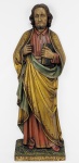 SÃO PEDRO   LINDA ESCULTURA LASSA OU MEIO VULTO EM MADEIRA APRESENTANDO FIGURA DO EVANGELISTA SÃO PEDRO. FEIÇÃO ERUDITA E BELA POLICROMIA. ALEMANHA, SEC. XIX. 75 CM DE ALTURA.