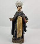 SÃO DOMINGOS  MAGNIFICA IMAGEM EM MADEIRA POLIDROMADA E DOURADA APRESENTANDO SÃO DOMINGOS DE GUSMÃO. LINDA ESCULTURA COM FEIÇÕES SUBLIMES E ELABORADO MOVIMENTO. BRASIL, FINAL DO SEC. XVIII. 35 CM DE ALTURA.NOTA: São Domingos de Gusmão, fundador da Ordem dos Pregadores (Dominicanos), é uma figura fascinante da Igreja Católica. Nascido na Espanha em 1170, ele ficou famoso por seu intelecto, caridade extrema e por ter sido o propagador do Santo Rosário. Durante uma grande crise de fome na Espanha, Domingos vendeu todos os seus preciosos manuscritos e livros de estudo para comprar comida e cobertores aos necessitados. Ele dizia: "Como posso estudar sobre peles mortas enquanto homens vivos morrem de fome?". A tradição católica relata que o Santo Rosário foi entregue a São Domingos diretamente pelas mãos de Nossa Senhora, que apareceu a ele como uma arma espiritual para combater as heresias da época. Ele foi contemporâneo e amigo de São Francisco de Assis, outro grande pilar da renovação católica na Idade Média. 
