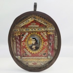 GRANDE RELICÁRIO MÚLTIPLO CONTENDO RELÍQUIAS DOS SEGUINTES SANTOS: SÃO PASCHOAL BAYAO, ADORADOR DA EUCARISTIA, RELIQUIA DO MANTO DA VIRGEM MARIA MAE DE DEUS, RELIQUIA DE SANTA ANNA AVÓ DE CRISTO, RELIQUIA DE SANTA MARIA FRANCISCA DAS CINCO CHAGAS QUE RECEBEU OS ESTIGMAS DE CRISTO (PADROEIRA DAS MÃES GRÁVIDAS E DAS MULHERES COM DIFICULDADE PARA ENGRAVIDAR, RELIQUIA DE SÃO BONIFÁCIO (PADROEIRO DA ALEMANHA), RELIQUIA DE SANTA CONCÓRDIA (PADROEIRA DAS MÃES QUE AMAMENTAM MÃES LACTANTES E DAS AMAS DE LEITE), RELIQUIA DE SÃO PEDRO DE ALCANTARA (FOI DECLARADO PADROEIRO DO IMPÉRIO DO BRASIL EM 1826, A PEDIDO DE DOM PEDRO I, QUE TINHA GRANDE DEVOÇÃO PELO SANTO), RELÍQUIA DE SANTA FILOMENA VIRGEM (PADROEIRA DAS CAUSAS PERDIDAS E DESESPERADOS E PROTEROA DAS MÃES ESTÉREIS E DOS JOVENS ESPOSOS), SÃO JOÃO JOSÉ DA CRUZ PADROEIRO DA (ILHA DE ISCHIA) E RELIQUIA DE SANTO ANDRE AVELINO CONFESSOR ( DESTACOU-SE DURANTE A CONTRARREFORMA COMO UM EXÍMIO DIRETOR ESPIRITUAL E CONFESSOR MUITO PROCURADO. ELE DEDICOU A SUA VIDA A RENOVAR O CLERO, ADMINISTRAR OS SACRAMENTOS E CONVERTER PECADORE). NO CENTRO PINTURA APRESENTANDO IMAGEM DE SÃO PASCHOAL BAYAO.  O RELICARIO TEM INTERNAMENTE ESTRUTURA DE TEMPLO APOIADO EM COLUNAS EM CRISTAL DE ROCHA ESCULPIDAS EM TORCEIL AS COLUNAS SUSTENTAM O TETO EM PASSAMANARIA. NO FUNDO CORDÕES DE SIGILO LACRADOS COM SELO EPISCOPAL EM CERA VERMELHA. ITALIA, SEC. XIX. 11 X 9,8 CM