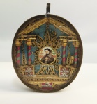 RELICARIO MULTIPLO COM BELA ORNAMENTAÇÃO APRESENTANDO AS SANTAS RELIQUIAS DO VEU DE NOSSA SENHORA, DE SÃO JOSÉ ESPOSO DA BEATA VIRGEM MARIA, DE SANTA LUZIA VIRGEM E MARTIR, DE SÃO VICENTE (DIÁCONO ESPANHOL DO SÉCULO IV, MARTIRIZADO NO ANO 304 DURANTE AS PERSEGUIÇÕES DO IMPÉRIO ROMANO. TORNOU-SE UM DOS SANTOS MAIS CÉLEBRES DA PENÍNSULA IBÉRICA. E PADROEIRO DA PRIMEIRA CIDADE DO BRASIL, SÃO VICENTE) , SÃO FORTUNATO MÁRTIR E AO CENTRO SOB PINTURA COM IMAGEM DO SANTO, RELIQUIA DE SÃO PASCHOAL BAYLÃO, O ADORADOR DA EUCARISTIA. A LINDA ORNAMENTAÇÃO INTERNA DO RELICÁRIO APRESENTA FIGURA DE TEMPLO COM COLUNAS E PAEPROLES REMATADOS EM OURO. ATADO COM CORDÕES DE SIGILO E LACRADO COM SELO EM CERA VERMELHA. CONTENDO BRASÃO EPISCOPAL COM ESCUDO OSTENTANDO ARMAS CHRISTI. EUROPA, SEC. XIX.