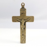 PRECIOSA CRUZ RELICARIO  EM BRONZE QUE SE ABRE CONTENDO EM SEU INTERIOR AS SEGUINTES RELIQUIAS: SÃO FELIX MARTIR (SACERDOTE CONDENADO A MORTE POR DIOCLESIANO), SANTO ALEIXO O HOMEM DE DEUS, SÃO BENEDITO, SANTO ALBERTO MAGNO ( FOI UM FRADE DOMINICANO, FILÓSOFO, TEÓLOGO E CIENTISTA ALEMÃO DO SÉCULO XIII. FICOU FAMOSO POR UNIR FÉ E RAZÃO, FOI PROFESSOR DE SÃO TOMÁS DE AQUINO E É O PADROEIRO DOS ESTUDANTES DE CIÊNCIAS NATURAIS), SANTA REDEMPTA (VIRGEM E EREMITA MUITO ELOGIADA PELO PAPA SÃO GREGÓRIO MAGNO), SÃO JOSÉ DE CUPERTINO (PADROEIRO DOS ESTUDANTES, PROTAGONIZOU OS FENÔMENOS DE ÊXTASES E LEVITAÇÕES, SOBRETUDO QUANDO PRONUNCIAVA OS NOMES DE JESUS E MARIA. TAIS EPISÓDIOS NÃO PASSARAM DESPERCEBIDOS À INQUISIÇÃO DE NÁPOLES, QUE O CONVOCOU PARA SABER SE O JOVEM DE CUPERTINO ESTIVESSE ABUSANDO OU NÃO DA CREDULIDADE POPULAR. E, PRECISAMENTE, DIANTE DOS JUÍZES, REUNIDOS NO MOSTEIRO DE SÃO GREGÓRIO ARMÊNIO, JOSÉ TEVE UMA LEVITAÇÃO. POR ISSO, FOI ABSOLVIDO DE TODAS AS ACUSAÇÕES, MAS O SANTO OFÍCIO O OBRIGOU AO ISOLAMENTO, LONGE DAS MULTIDÕES), SANTO ANTONINO (FICOU PROFUNDAMENTE FAMOSO POR SUA PIEDADE, POR PROTEGER OS POBRES E POR COMBATER A USURA), SÃO VITAL (MARTIR QUE NÃO RENUNCIOU A SUA FÉ), SÃO MAXIMILIANO DE TÉBESSA (UM DOS PRIMEIROS OBJETORES NO MARTIRIOLOGIO CRISTÃO), SÃO ROQUE, SÃO BENTO, SÃO JOÃO BATISTA, SÃO TOMAS DE AQUINO, SÃO FORTUNATO, AGNUS DEI, SANTA JUSTINA, SANTO HILARIO, SÃO PAULINO, SÃO SOFRONIO, SANTA PACIFICA, SÃO SEVERINO. O INTERIOR DA CRUZ É ORNAMENTADO COM PAPEROLES E PÉROLAS. A PARTE DIANTEIRA DA CRUZ TEM UM CRISTO CRUCIFICADO E NA POSTERIOR TEM AS ARMAS CHRISTI, OS SIMBOLOS DA CRUCIFICAÇÃO: A COROA DE ESPINHOS, A ESCADA, A LANÇA, O MARTELO, O ALICATE, OS CRAVOS, OS DADOS E A TÚNICA DE CRISTO. EUROPA, SEC, XVIII, 8,5 CM DE ALTURA