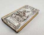 PRO ANIMA DEL SACERDOTE  PRECIOSO LIVRO DE ORAÇÕES COM RICA ENCADERNAÇAO  FRONTAL E POSTERIOR EM PRATA DE LEI CONTRASTADA.  TOTALMENTE CROMOLITOGRAFADO EM ESTILO ART NOUVEAU. O TEXTO FOI ESCRITO, PELO PADRE QUE ASSINOU COM MONOGRAMA G.M. AS ILUSTRAÇÕES E DECORAÇÕES FORAM DESENHADAS PELO MINIATURISTA E CALÍGRAFO TORINONÊS VITTORIO VULTEN, QUE SEM DÚVIDA TAMBÉM CALIGRAFOU O TEXTO. ESTÁ DATADO 1909.  LIVRO E ENCADERNAÇÃO EM MUITO BOM ESTADO DE CONSERVAÇÃO. UM ESPLÊNDIDO LIVRO DE ORAÇÕES COM ILUSTRAÇÕES E DECORAÇÕES CROMOLITOGRAFADAS EM TODAS AS PÁGINAS E COM UMA REPRESENTAÇÃO EM ALTO-RELEVO DA VIRGEM NOSSA SENHORA DO ROSÁRIO DE POMPÉIA NA ENCADERNAÇÃO EM PRATA . ENCADERNAÇÃO EM PRATA (COM MARCA DE CONTRASTE "800" NA PARTE INFERIOR DA CONTRACAPA, COSTURADA COM DOIS CORDÕES EMBUTIDOS, COM "NOSSA SENHORA DO ROSÁRIO" DO SANTUÁRIO DA VIRGEM DO ROSÁRIO EM POMPEIA REPRESENTADA NA CAPA FRONTAL EM ALTO RELEVO (MADONA COM O MENINO JESUS OFERECENDO ROSÁRIOS A SÃO DOMINGOS E SANTA CATARINA), LADEADA POR DUAS ÍRIS, ACIMA DE "AVE MARIA" E UM PAINEL COM "SS. VERGINE DI POMPEI", GUARDAS LITOGRAFADAS EM TONS PASTEL COM DETALHES EM OURO, EM UM PADRÃO REPETITIVO DE FLORES ABSTRATAS, CRUZES, ÂNCORAS, CORAÇÕES CORTES DOURADOS. UM LIVRO DE ORAÇÕES ART NOUVEAU TOTALMENTE CROMOLITOGRAFADO, IMPRESSO EM INÚMERAS CORES PASTEL E DOURADO, COM DECORAÇÃO (PRINCIPALMENTE FLORAL) TODOS DESENHADOS POR VITTORIO VULTEN, QUE APARENTEMENTE TAMBÉM EXECUTOU A CALIGRAFIA. ITALIA, INICIO DO SEC. XX. 13 X 7.5NOTA: Nossa Senhora do Rosário de Pompéia, também conhecida como Rainha das Vitórias, é uma poderosa devoção católica associada à reza do Santo Rosário. A devoção ficou mundialmente conhecida a partir do século XIX na Itália e possui uma tradicional novena de 54 dias para causas consideradas difíceis ou impossíveis. A cidade romana de Pompeia, ao sul de Nápoles, foi destruída pelo vulcão Vesúvio no ano 79. As ruínas permaneceram soterradas sob dez metros de cinzas até o inicio do século XVII, quando foram encontradas.Os trabalhos arqueológicos sistemáticos, realizados até hoje, só começaram quase 200 anos depois da descoberta. Próximo ao local, existe o chamado Vale de Pompeia. Nele, à sombra do velho vulcão adormecido, foi erguido um Santuário dedicado a Nossa Senhora do Rosário, que deu vida à nova cidade de Pompeia, mais conhecida como "Cidade da Caridade", ou, melhor ainda, "Cidade de Maria". Vamos conhecer sua história e saber se faz jus ao nome.Bartolo Longo nasceu em Latiano, e seus pais eram a filha de um alto magistrado e um respeitável médico, que lhe deram sólida formação religiosa e intelectual. Estudante de Direito em Nâpoles, tornou-se um ativista politico anticlerical e abandonou o catolicismo, mas um de seus professores viu a possibilidade de resgatar a ovelha perdida e apresentou-o ao padre Radente, um dominicano com muito cansma. Guiado pelo padre, reencontrou a fé em Cristo e voltou à oração do Rosário, e sua devoção a Nossa Senhora se fez mais vigorosa. Ingressou na Ordem Terceira Dominicana e tornou-se um irmão leigo, com o nome de irmão Rosário"Em 1864, aos 23 anos, advogado formado, abandonou a carreira para se dedicar a Deus e às obras de caridade. Por meio do padre Radente conheceu a condessa Mariana de Fusco, viúva de muita fé, dona de vasto patrimônio e também engajada em obras da Igreja, que o contratou como seu administrador particular.Em 1872, Bartolo foi ao Vale de Pompeia, verificar as terras da condessa, e all deparou com um triste cenario: muitas familias trabalhando nas escavações das ruinas da antiga Pompeia, afastadas do convívio da fe. Naquele instante, Bartolo sentiu que era ali que devia pregar o Rosário.Bartolo e a condessa Mariana, animados por uma ardente fe, ergueram a capela paroquial da novaPompeia, dedicada a Nossa Senhora do Rosário. A única dificuldade encontrada foi quanto à imagem dessa devoção. No entanto, Bartolo acabou recebendo de uma irma uma antiga pintura, que a condessa Mariana mandou restaurar.No quadro, Maria está sentada, segurando o Menino Jesus sobre sua perna direta. Aos seus pés estão São Domingos de Gusmão e Santa Catarina de Sena, que recebem um Rosário do Menino Jesus e de Maria, respectivamente. Ele foi exposto pela primeira vez em 13 de fevereiro de 1876, e desde então milagrosos prodigios ocorrem diante dele. A fama da intercessão da Virgem de Pompeia correu por toda a região, e uma multidão de fiéis e peregrinos foi para lá, ver a imagem.Em março do mesmo ano, Bartolo iniciou a construção de uma igreja maior. Ao mesmo tempo, foi criando obras de caridade e instituições assistenciais destinadas às famílias dos trabalhadores das escavações. Em 1884, para divulgar o projeto e arrecadar donativos, fundou uma tipografia e criou a revista mensal "O Rosário e a nova Pompeia": difundida no mundo até hoje. Para dirigir os orfanatos e as escolas dos filhos